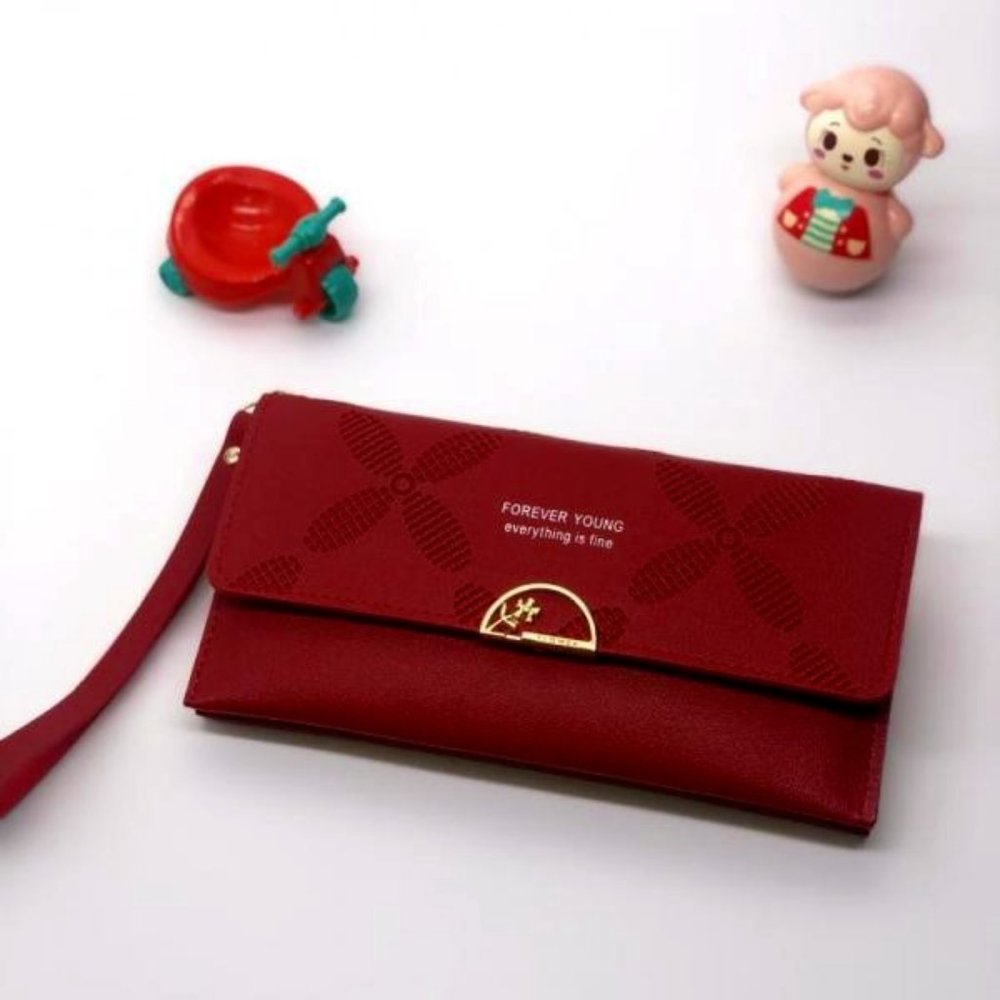 Clutch (MY WHOLE CLOSET IS ANY 2 FOR $15. JUST BUNDLE AND SEND OFFER)